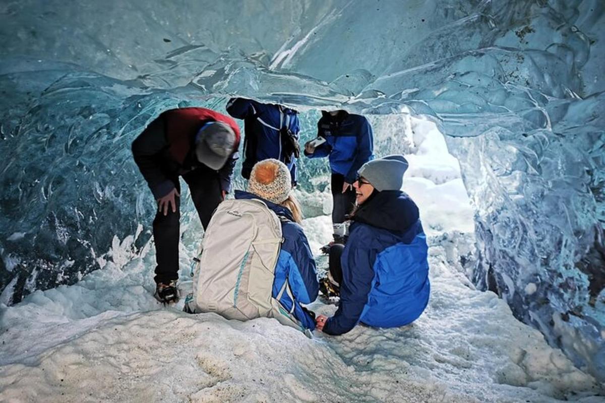 ryhmä ihmisiä jääluolassa