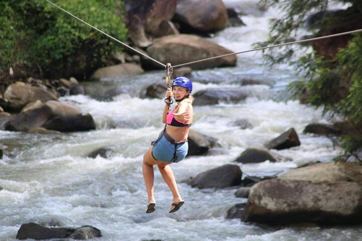 Una mujer está saltando una cuerda sobre un río.