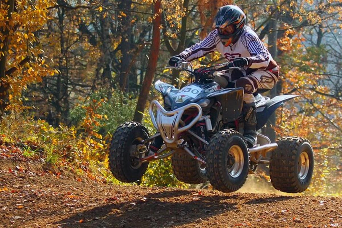 una persona que viaja en un vehículo de cuatro ruedas por un sendero