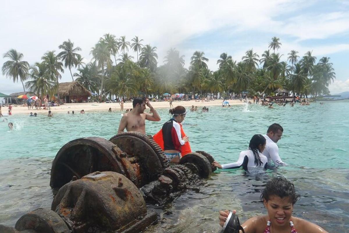 eine Gruppe von Menschen im Wasser an einem Strand