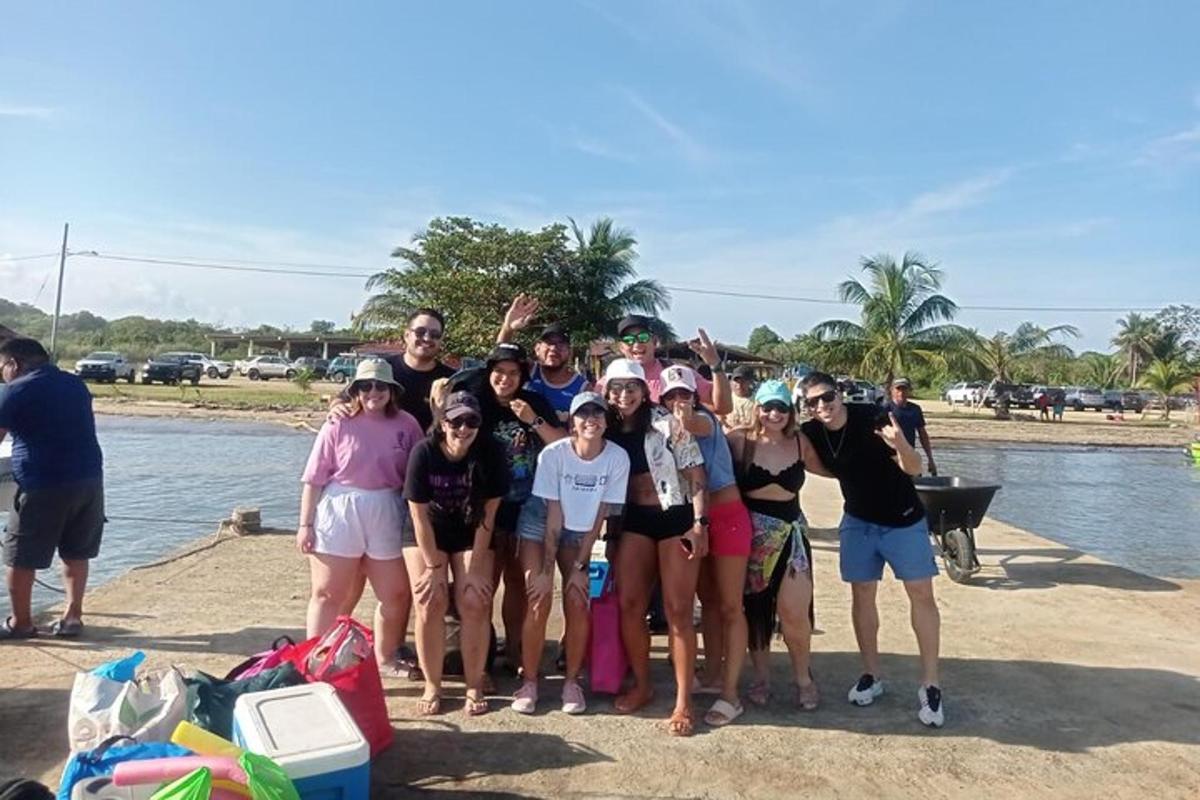 Grupa ludzi pozująca do zdjęcia na plaży