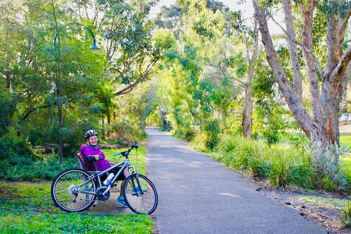 uma mulher sentada em uma bicicleta em uma trilha