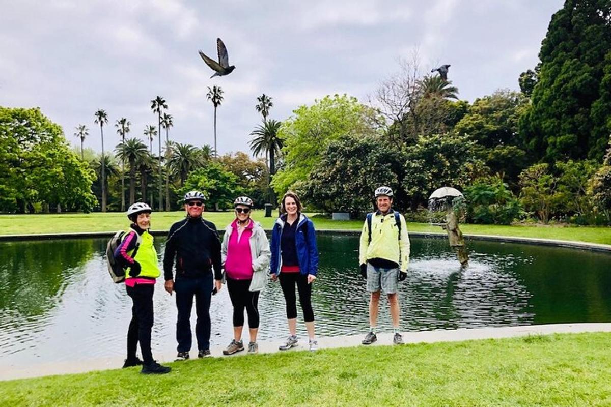um grupo de pessoas em pé em frente a um lago
