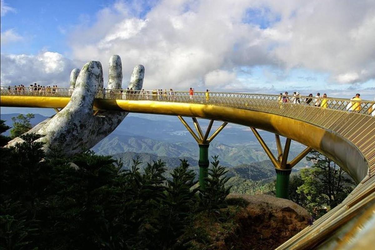 un ponte con una mano gigante in cima a una montagna