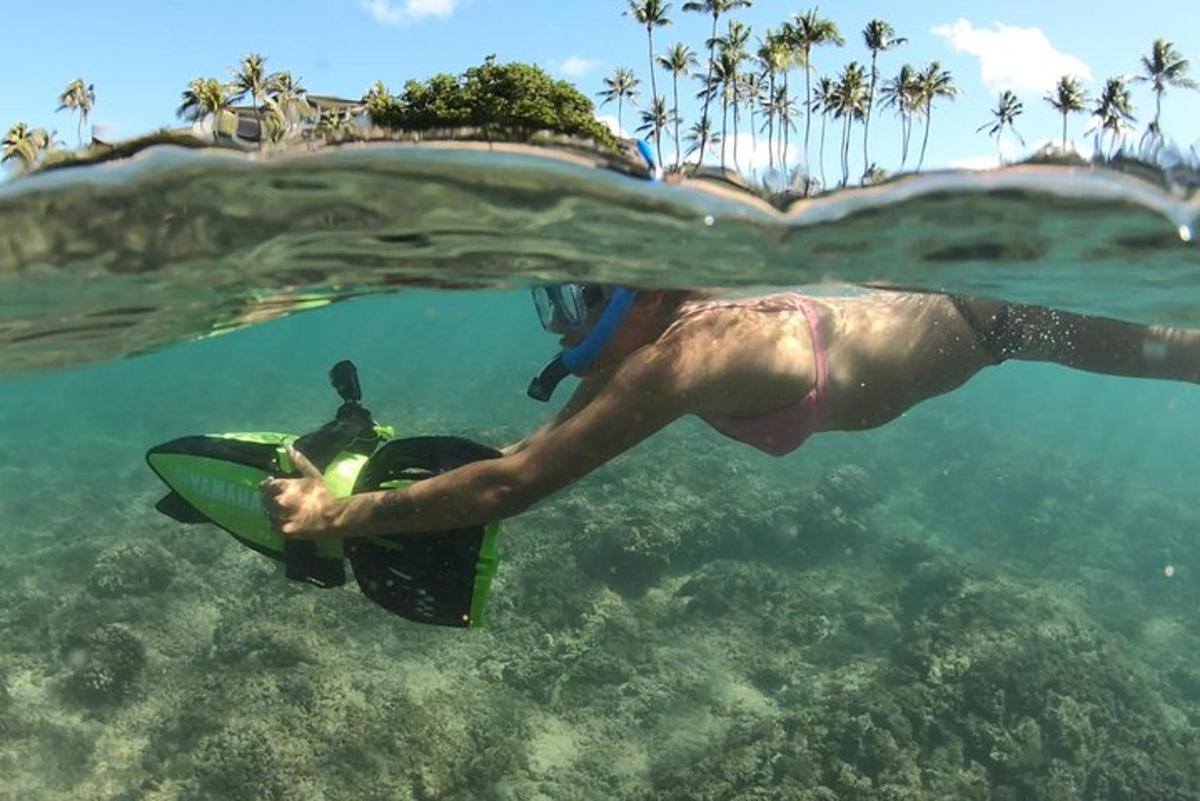 una persona en el agua con una tabla de surf