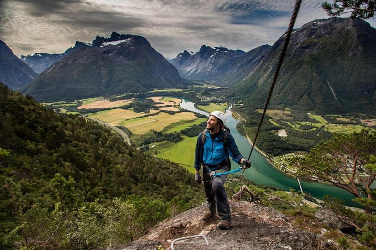 en mann som står på toppen av et fjell