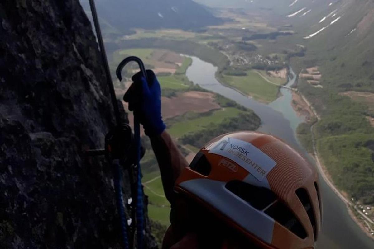 en person rappellerer ned en klippe fra en rappellerportktopktopktop