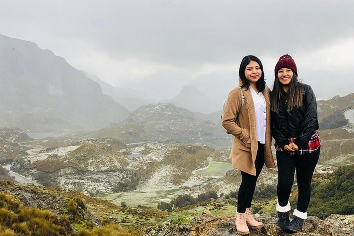 两个女人站在山顶上