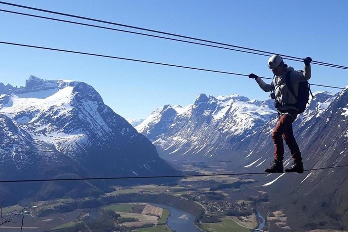 en man på en zipline i bergen