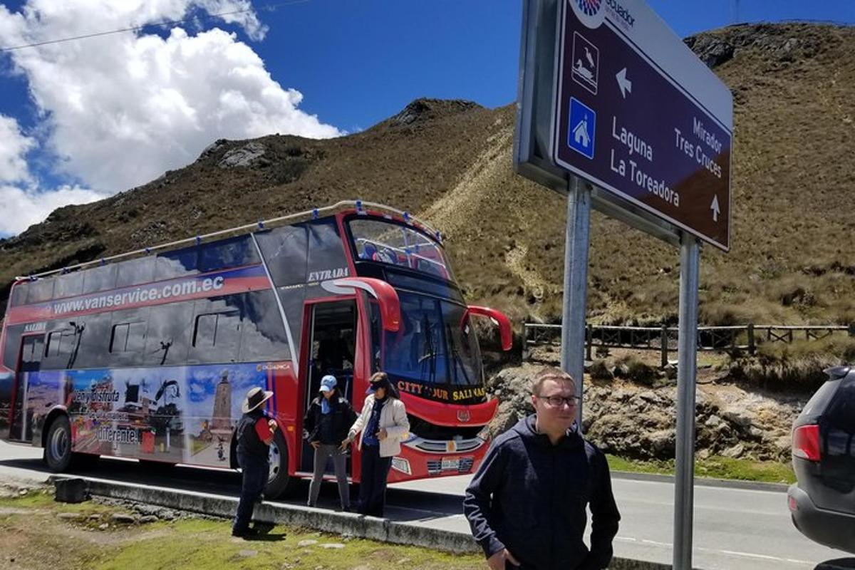 一辆双层巴士停在路边