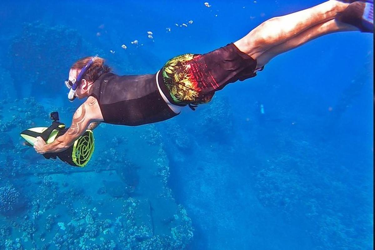 Un hombre está jugando con un frisbee en el agua.