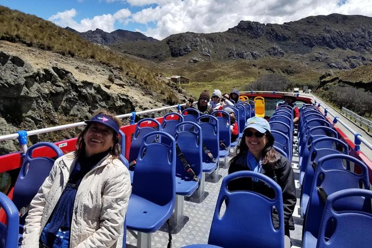 两名女子坐在山间的一辆公交车上