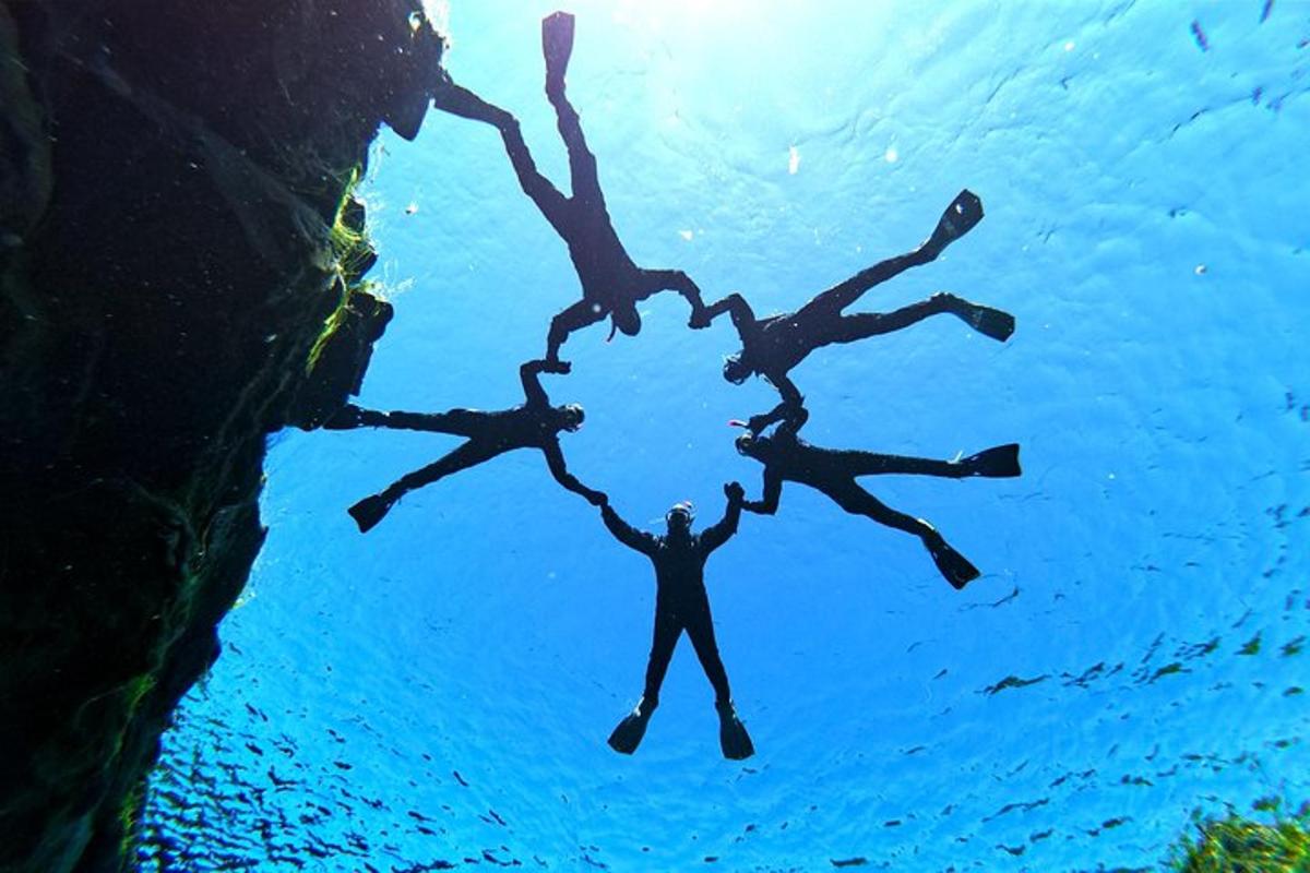 un grupo de personas formando un círculo en el agua