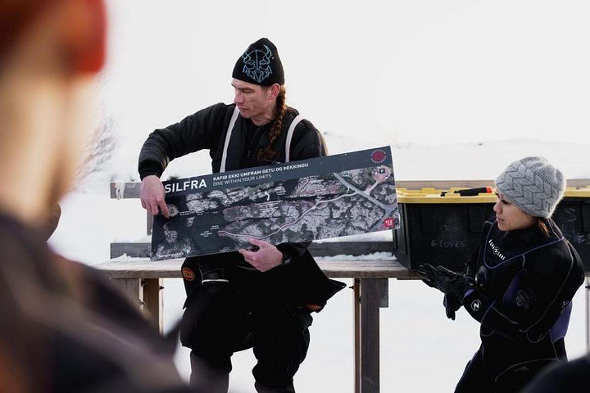 un uomo seduto su una panchina con in mano uno snowboard
