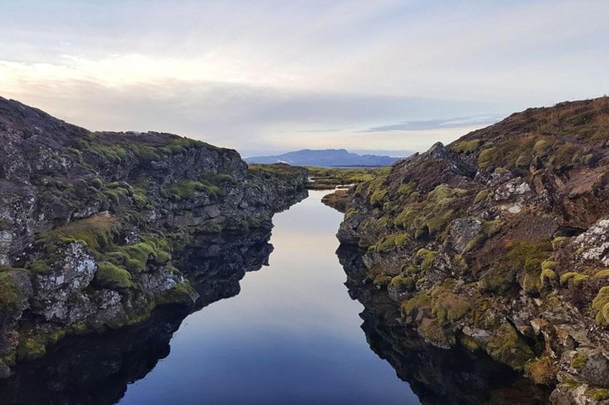un fiume tra due grandi scogliere rocciose