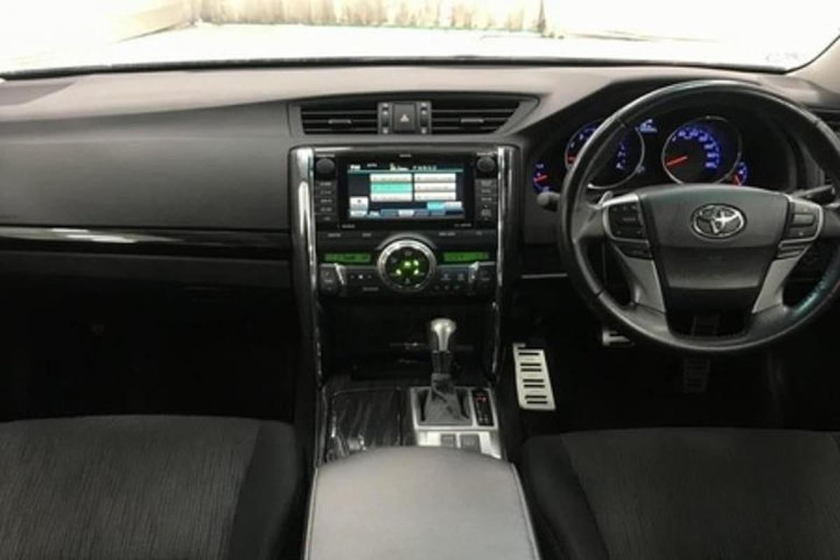 ein Blick auf das Armaturenbrett eines Autos
