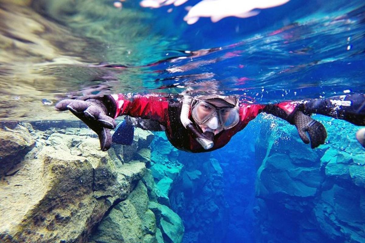 una persona sta nuotando nell'acqua