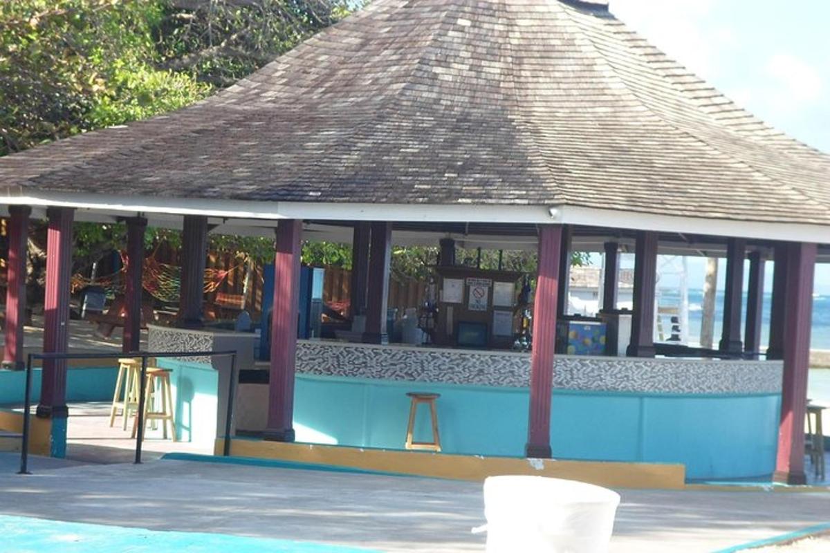 một vọng lâu có quầy bar trên bãi biển
