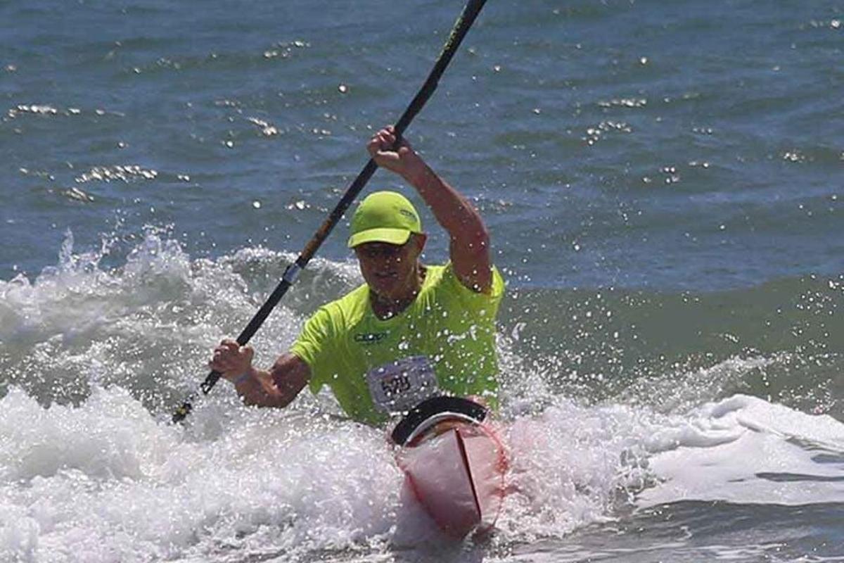 muž na paddleboardu ve vodě
