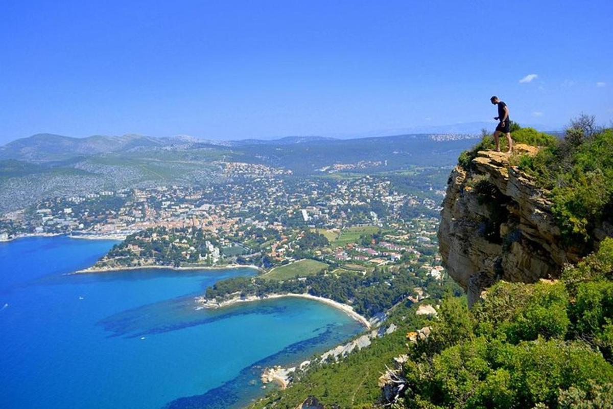 un uomo in piedi sul bordo di una montagna