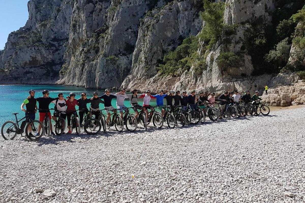un gruppo di persone in bicicletta su una spiaggia