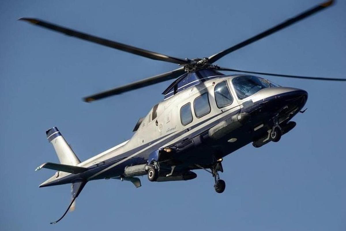 un elicottero bianco e nero che vola nel cielo