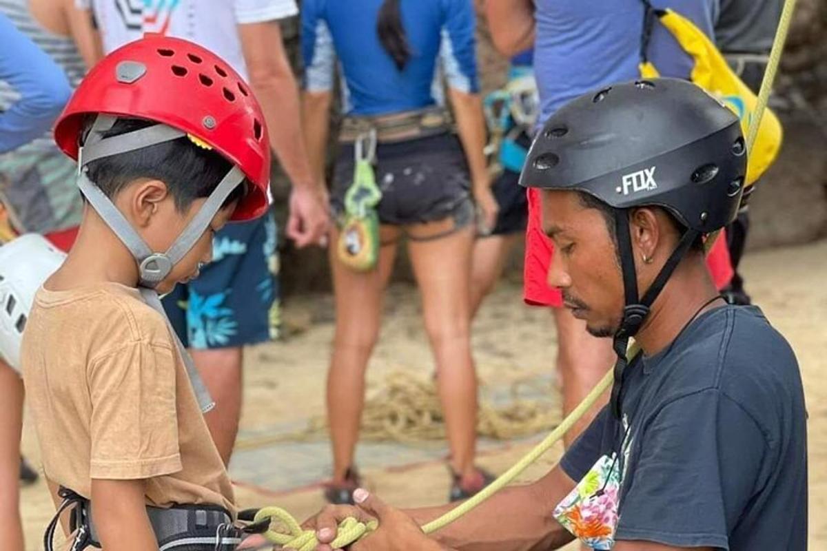 un uomo e un bambino con i caschi