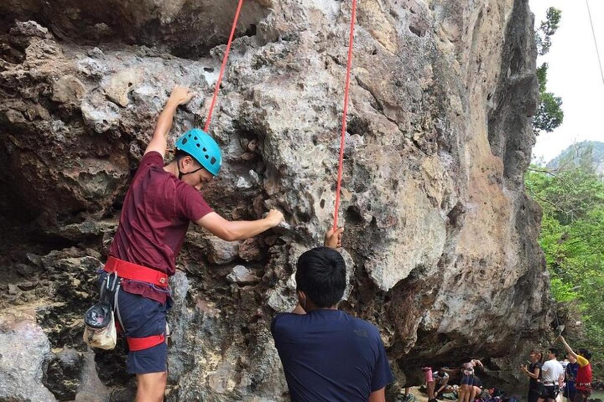 due ragazzi stanno scalando una parete rocciosa