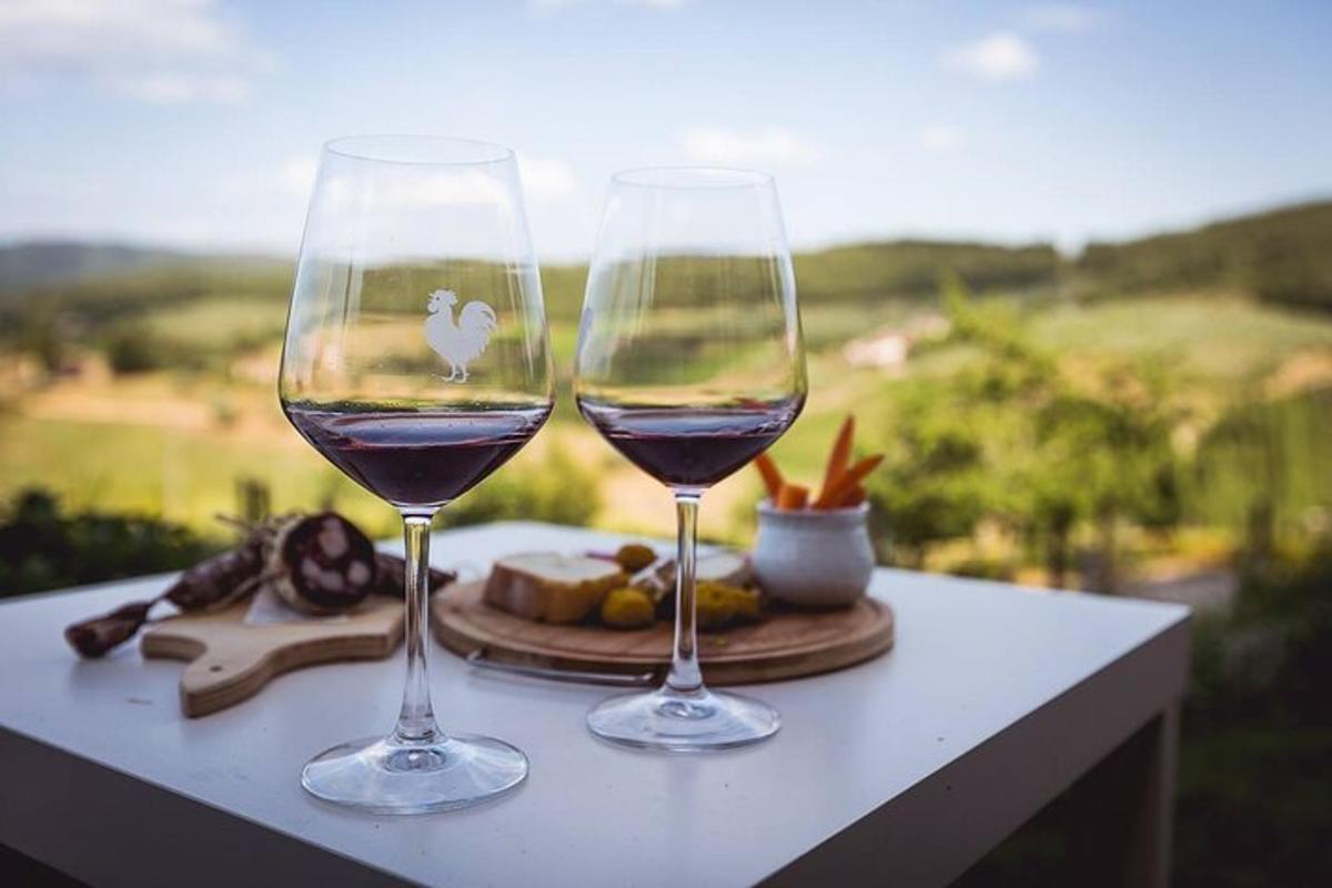 due bicchieri di vino rosso appoggiati su un tavolo