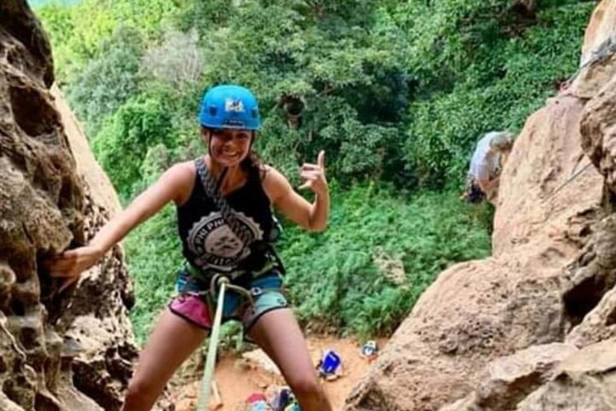 una donna in piedi su una corda doppia