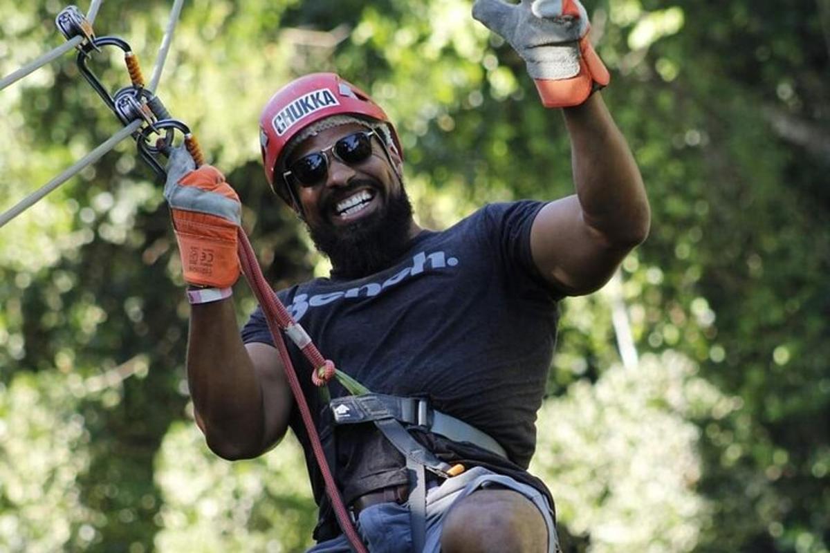 muž na zip line ve vzduchu