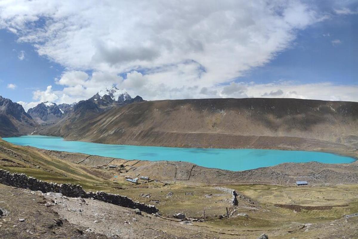 tasik biru di tengah-tengah gunung
