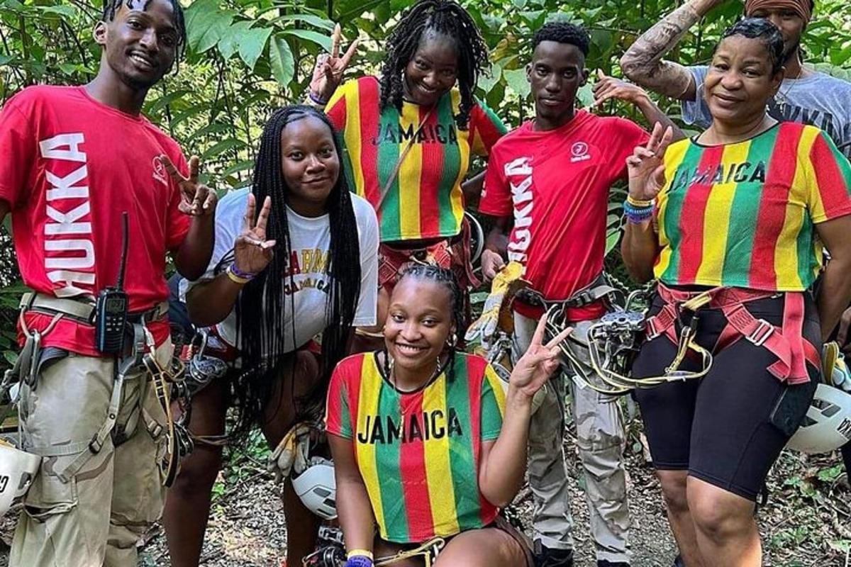 un groupe de personnes posant pour une photo