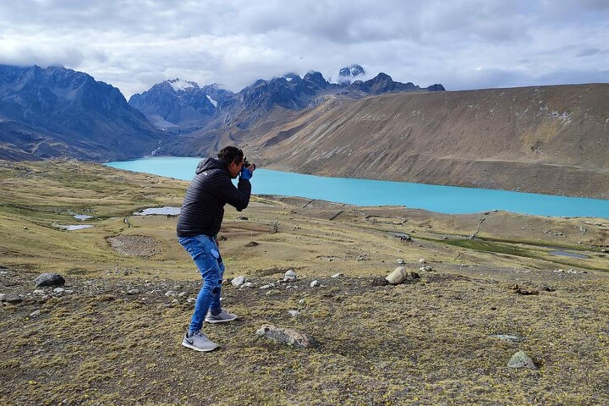 seseorang yang mengambil gambar gunung