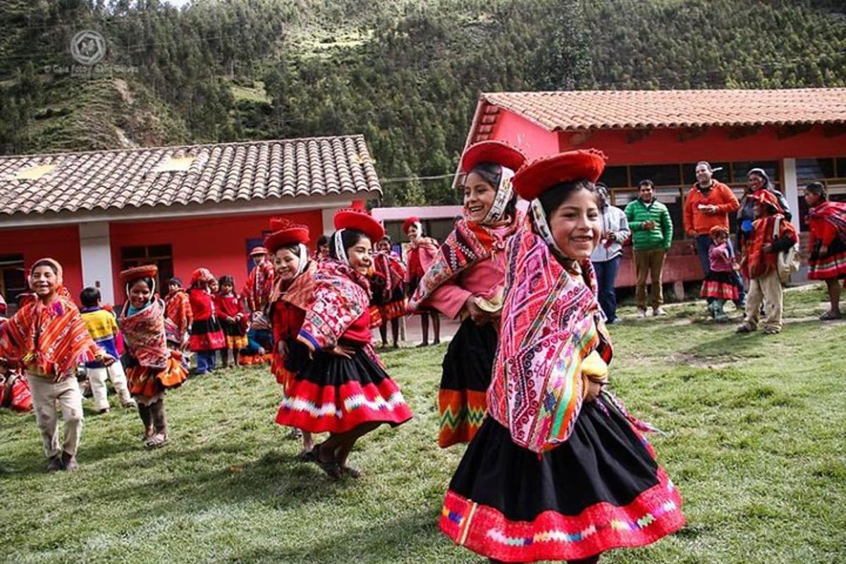 un grup de persones fent danses tradicionals davant d'un edifici