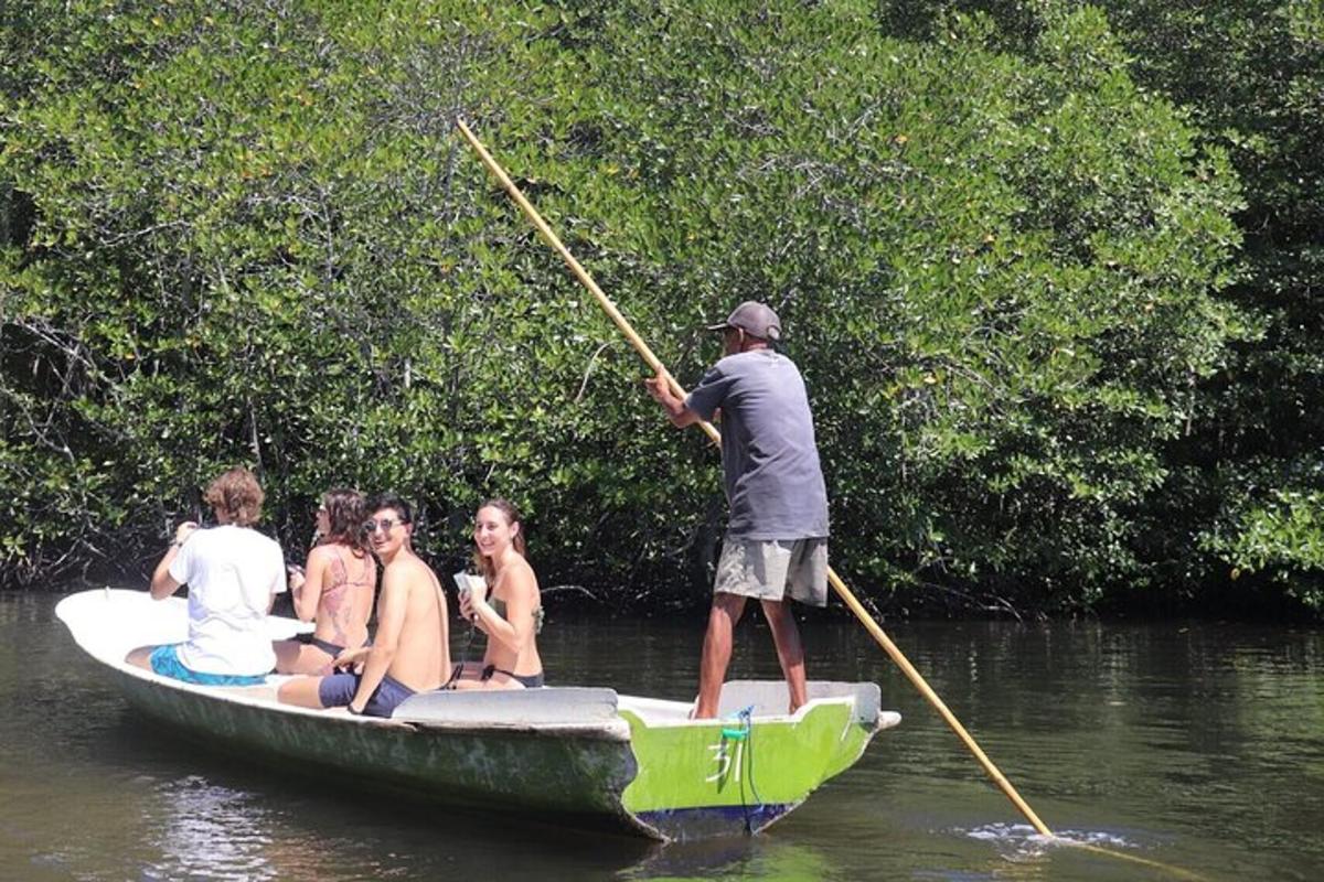 eine Gruppe von Menschen in einem Boot auf dem Wasser