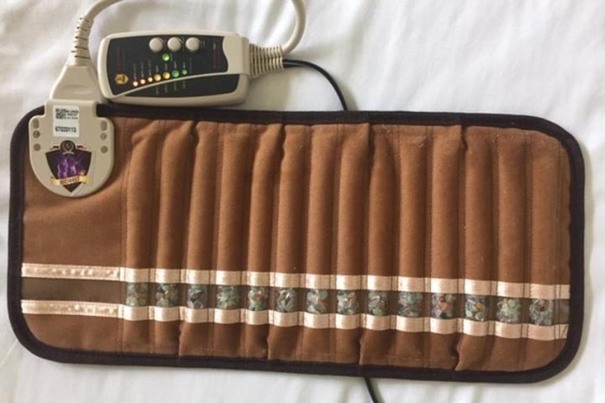 telefon yang terletak di atas katil