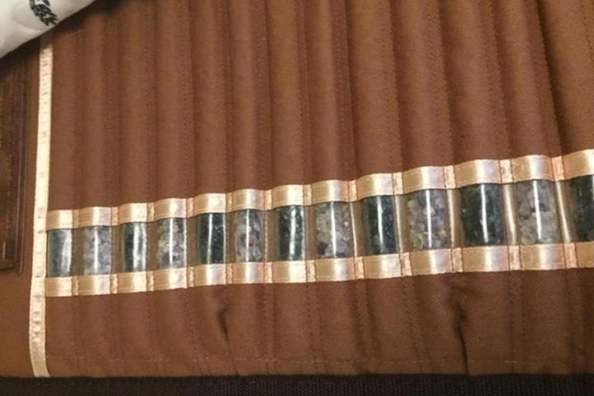 μια κουρτίνα σε μια κρεβατοκάμαρα με καφέ andiege