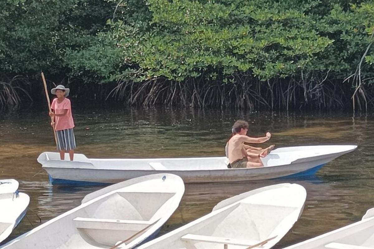 Un hombre y una mujer en un bote en el agua