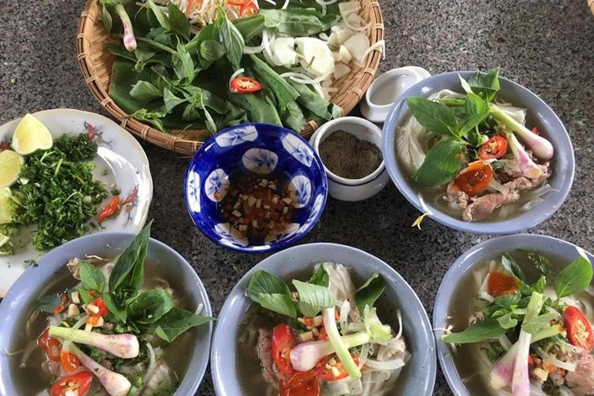 một nhóm bát thức ăn trên bàn