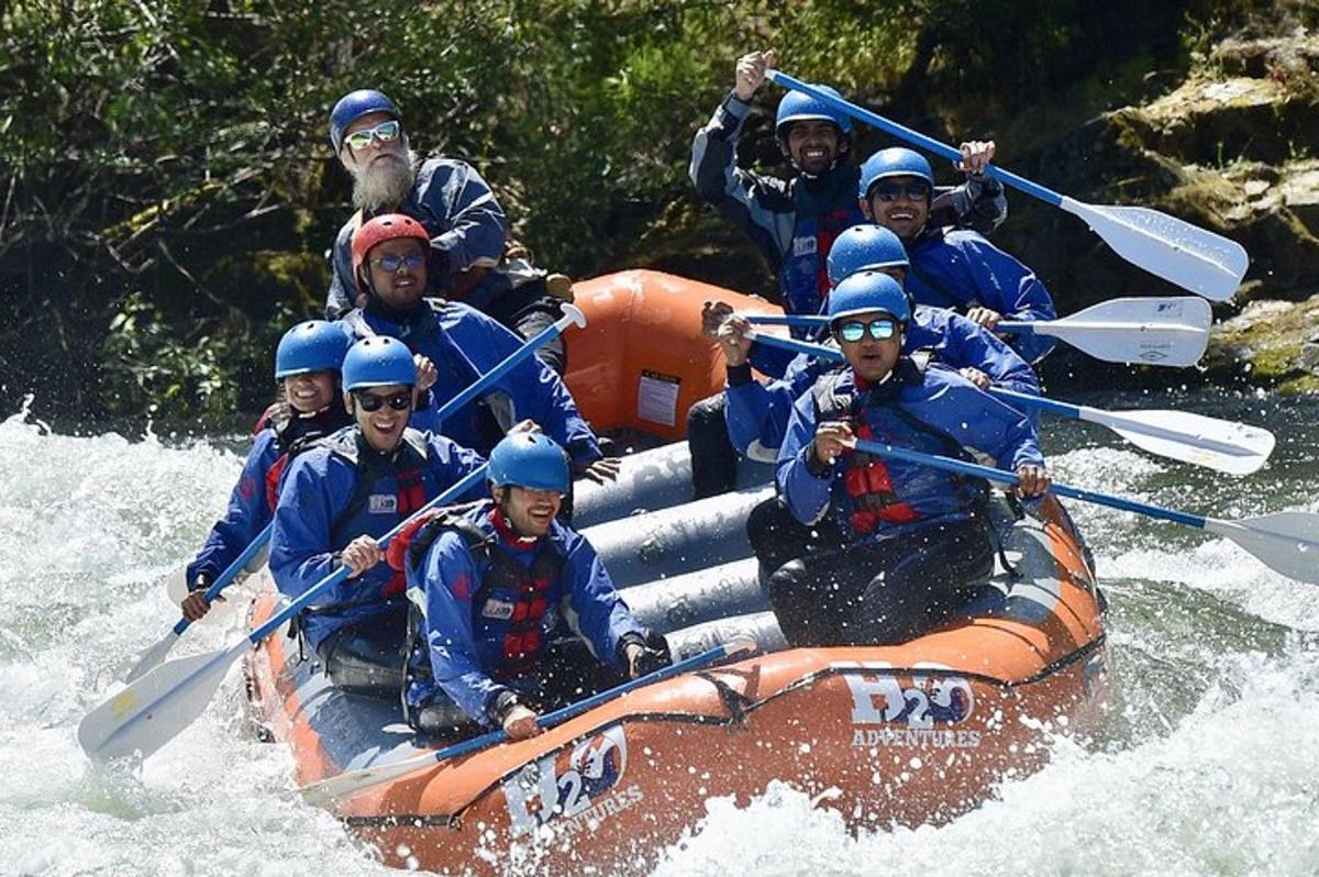 un grupo de personas en una balsa en el agua