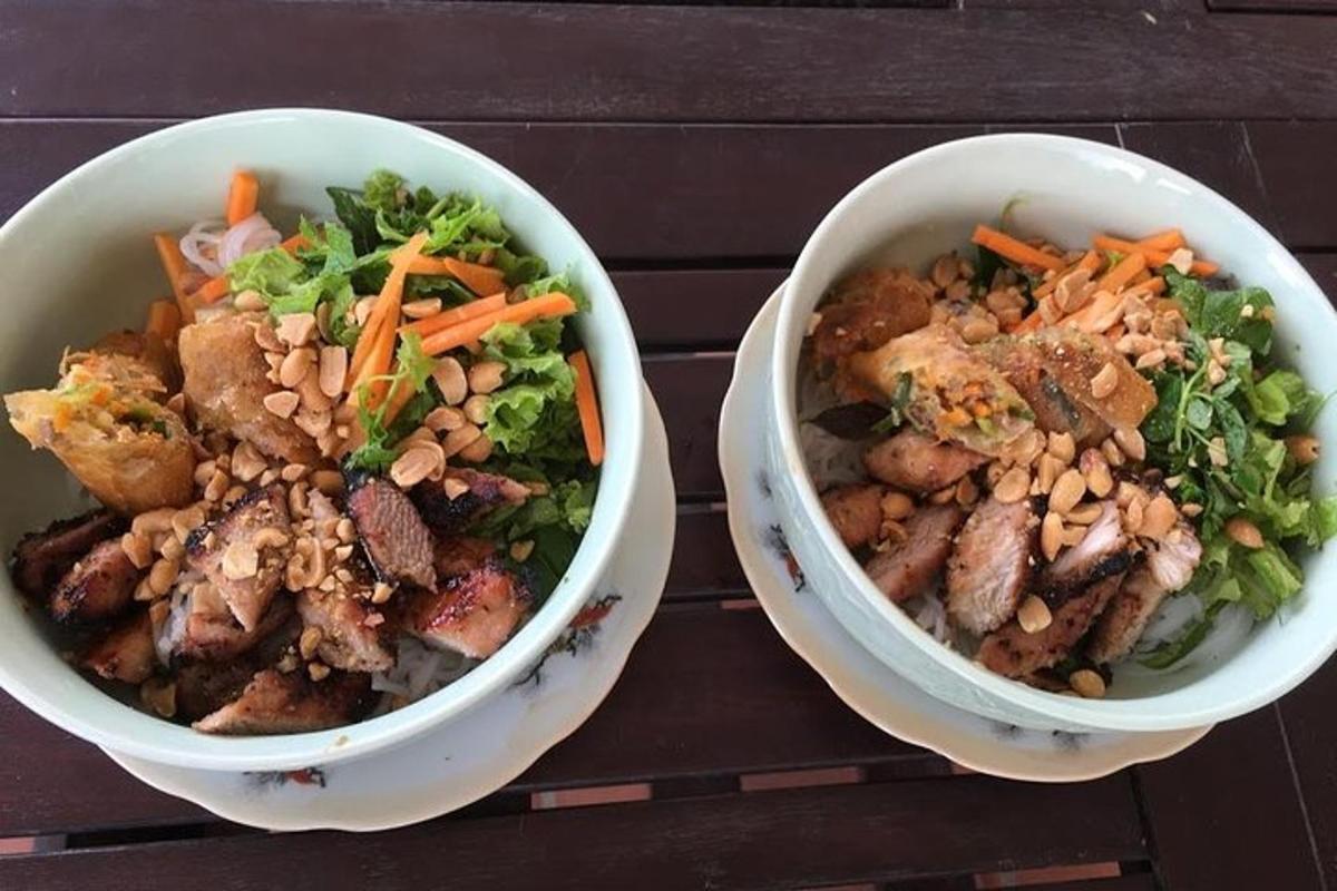 hai bát thức ăn đặt trên bàn