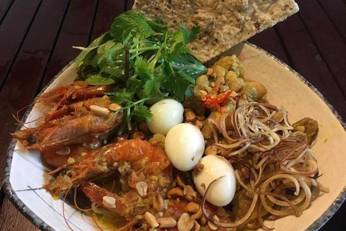 một đĩa thức ăn với mì và trứng trên bàn