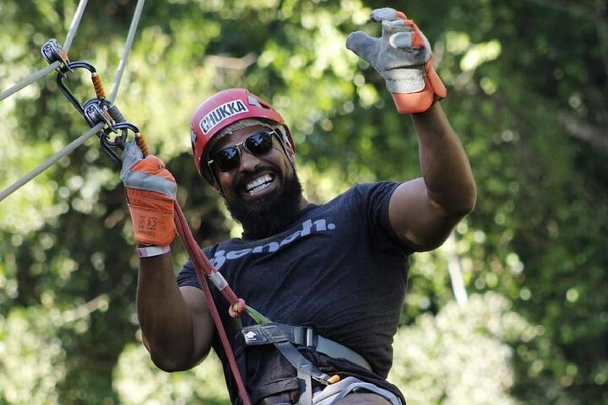 muž na zip line ve vzduchu