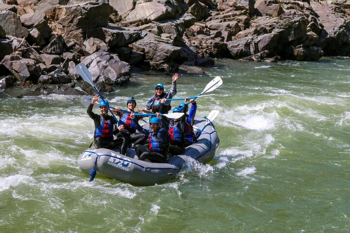 un grup de persones en una bassa en un riu