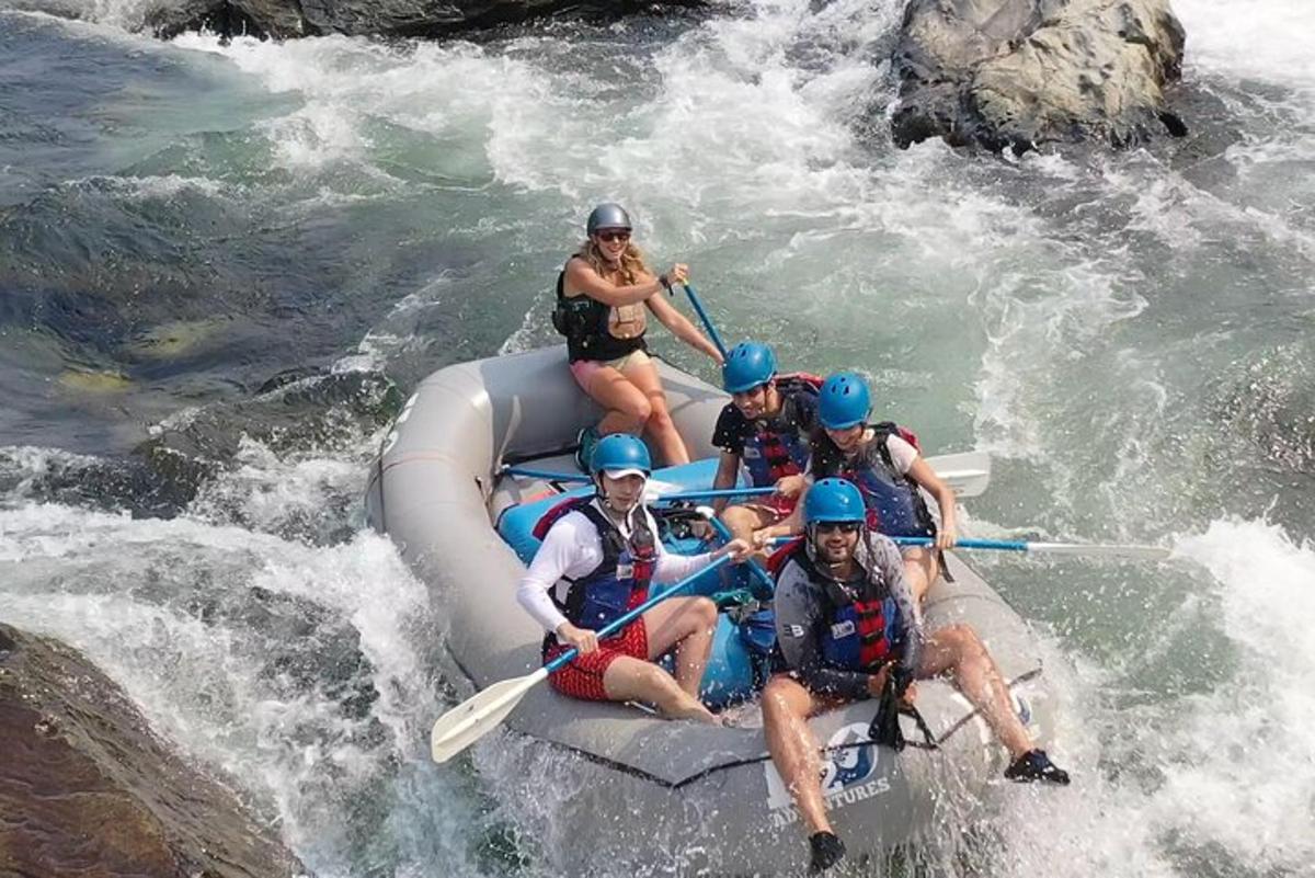 un grupo de personas en una balsa en el agua