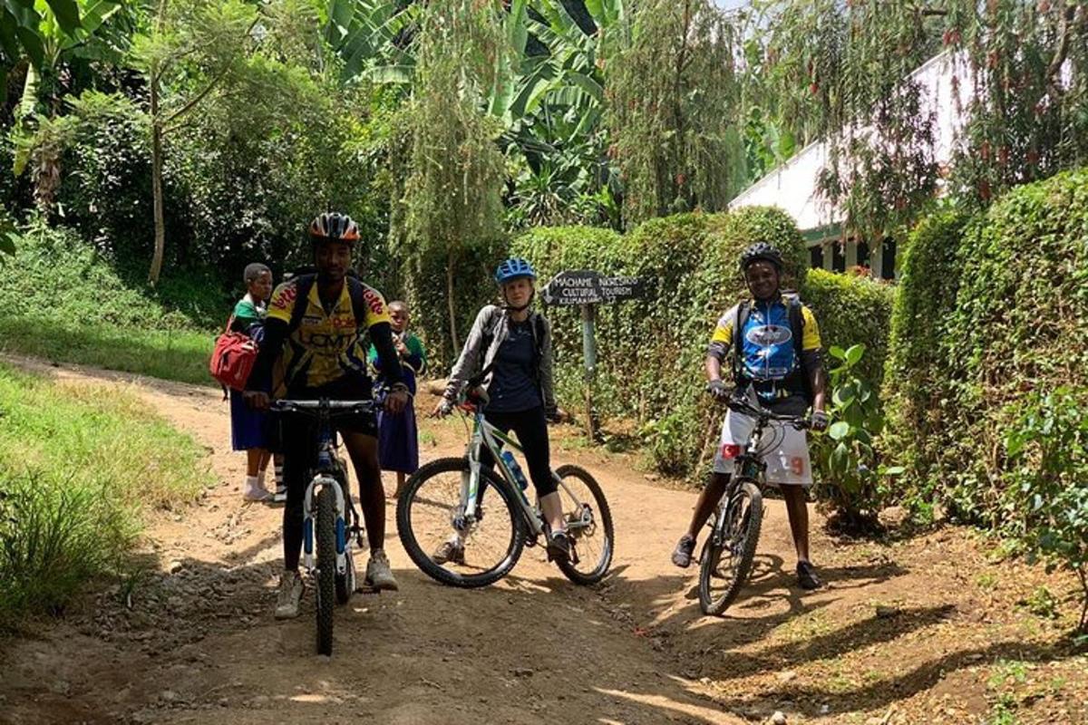un grup de oameni pe biciclete pe un drum de pământ