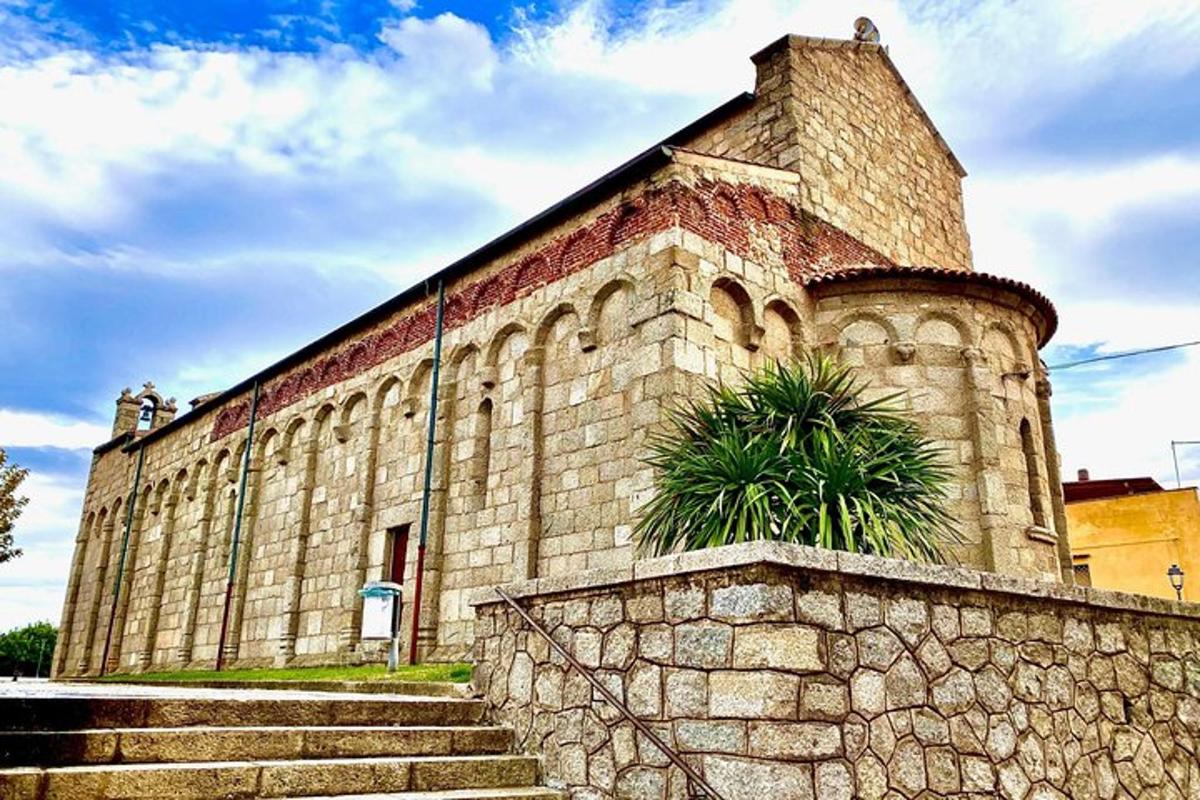o clădire mare din cărămidă cu scări în față