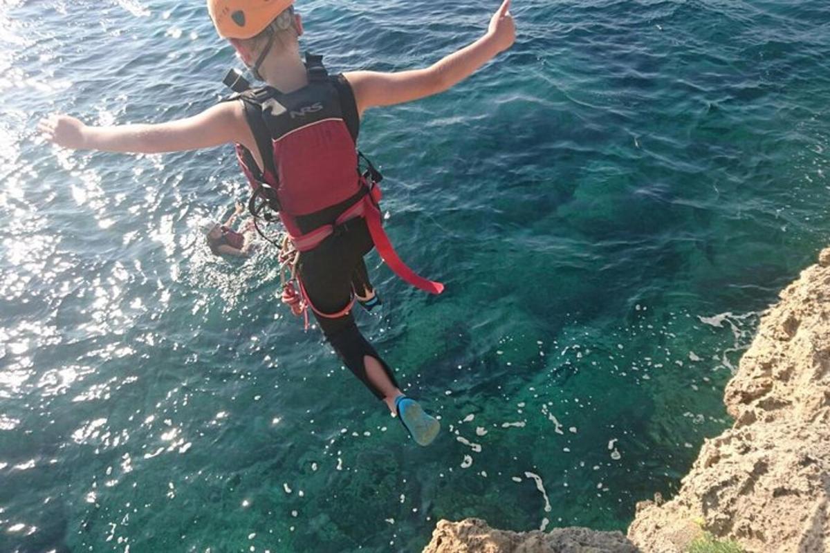 un uomo è in piedi nell'acqua vicino all'oceano