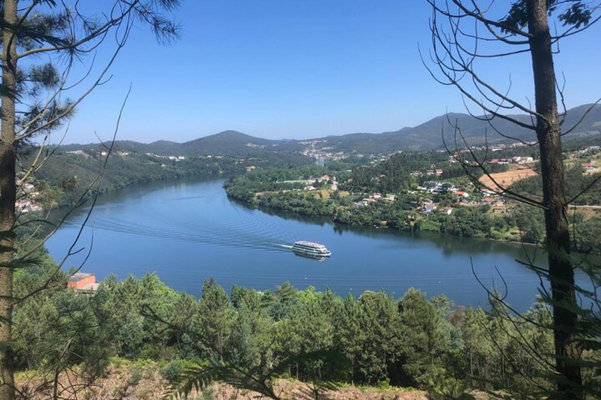 sebuah perahu yang berlayar menyusuri sungai dengan sebuah kota